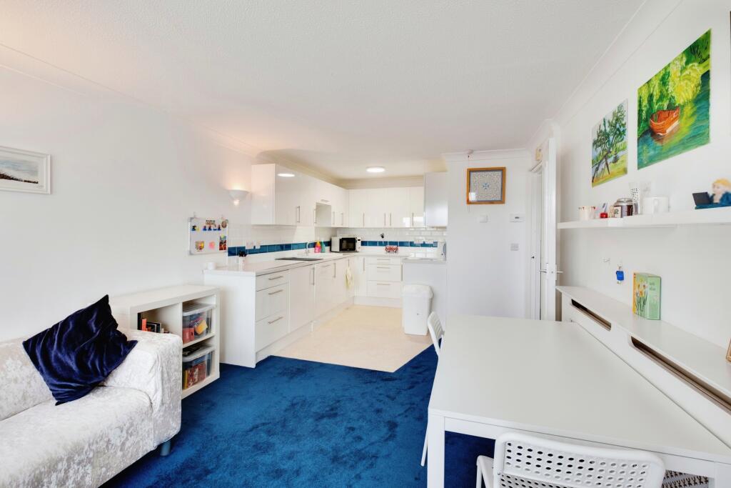LOUNGE/KITCHEN