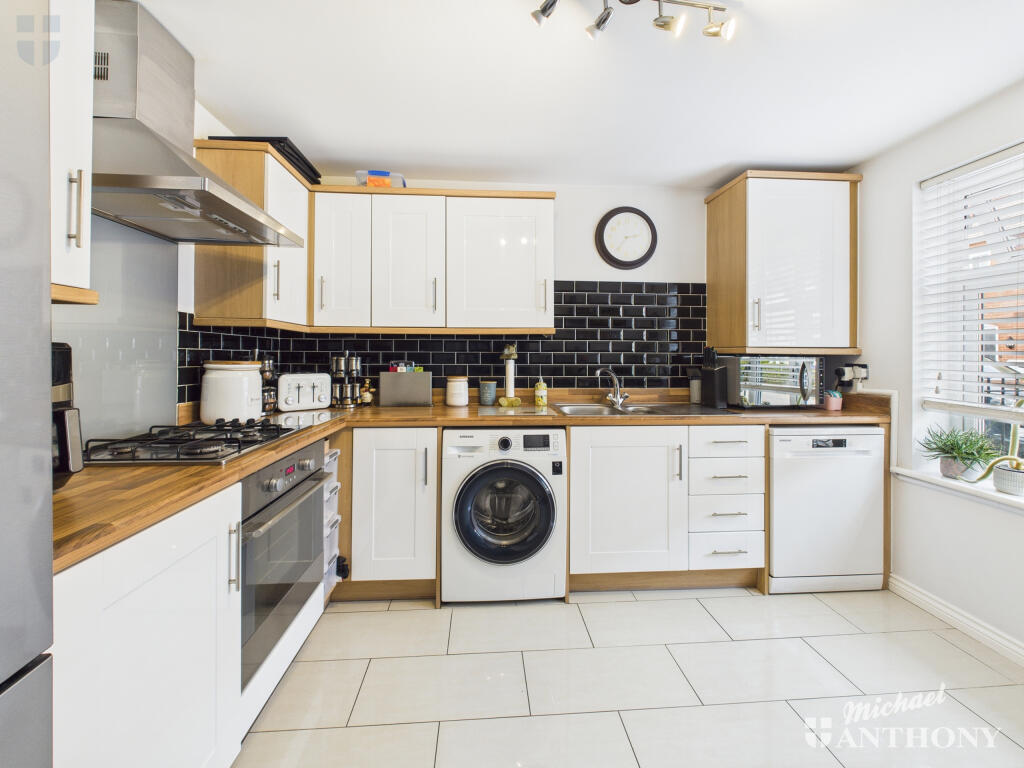 CAM03852G0-PR0413-STILL010