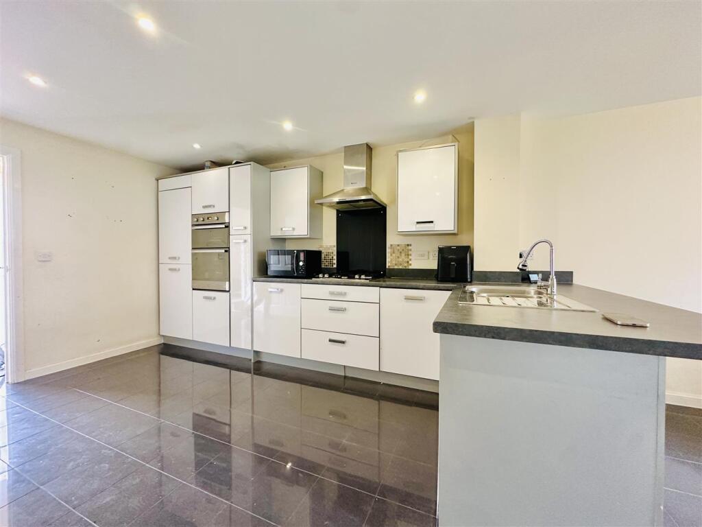 LOUNGE &amp; KITCHEN