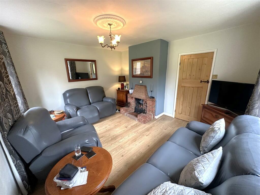 Dual-Aspect Lounge 304