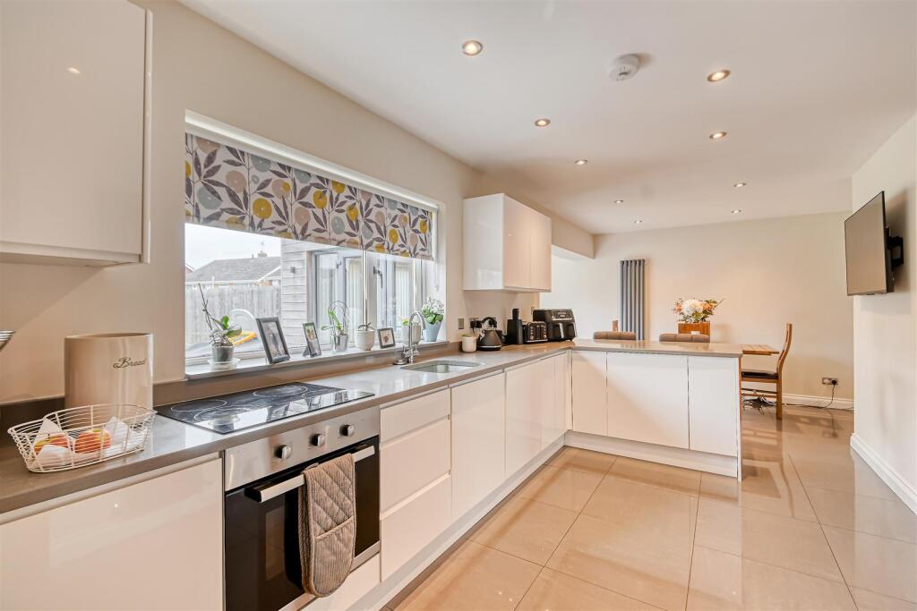 12 Queensway Drive-05.jpg