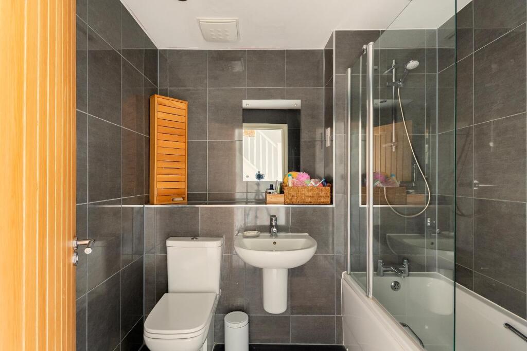 0S7FRBR - Bathroom B.jpg