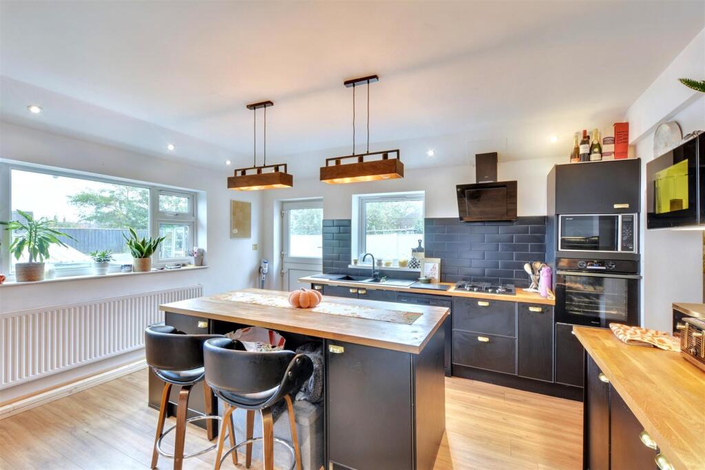 Kitchen_2.jpeg