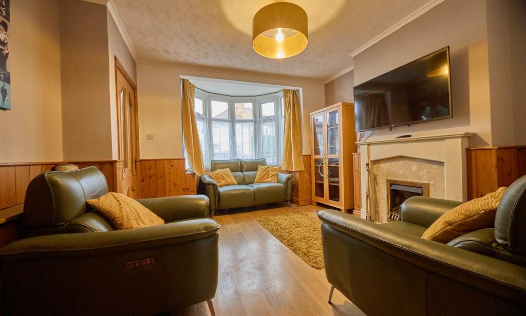 FRONT LOUNGE
