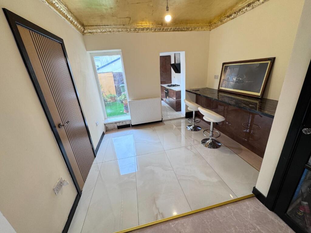 DINING/BREAKFAST ROOM