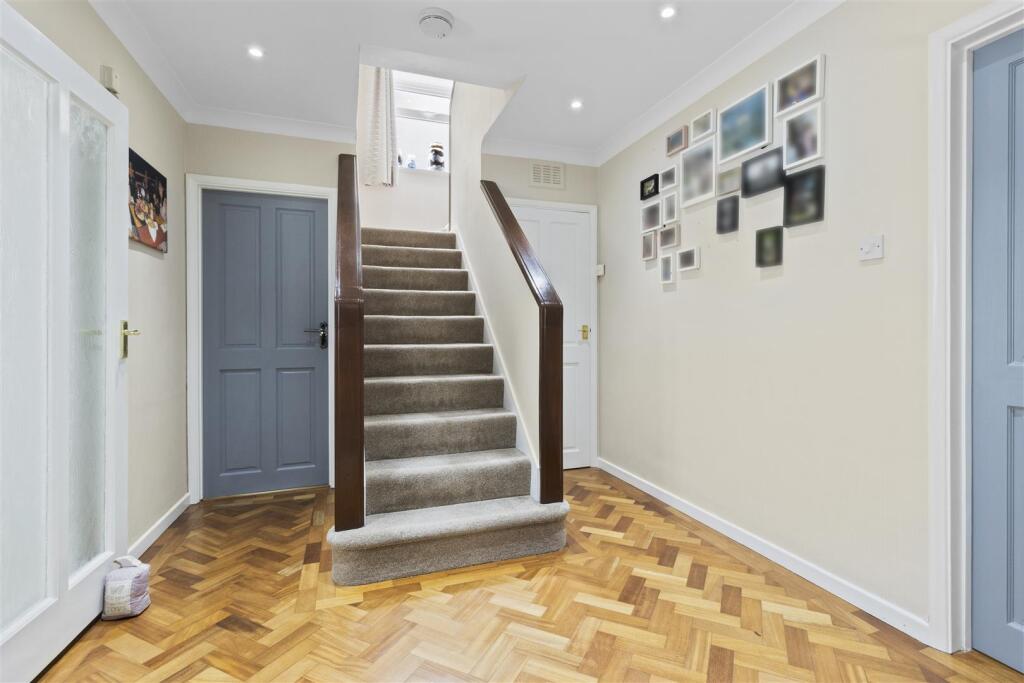 entrance hall #2.jpg