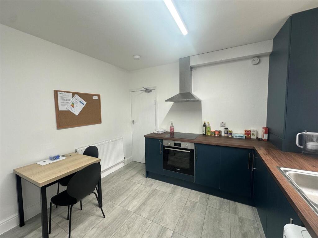 Kitchen 2.jpg