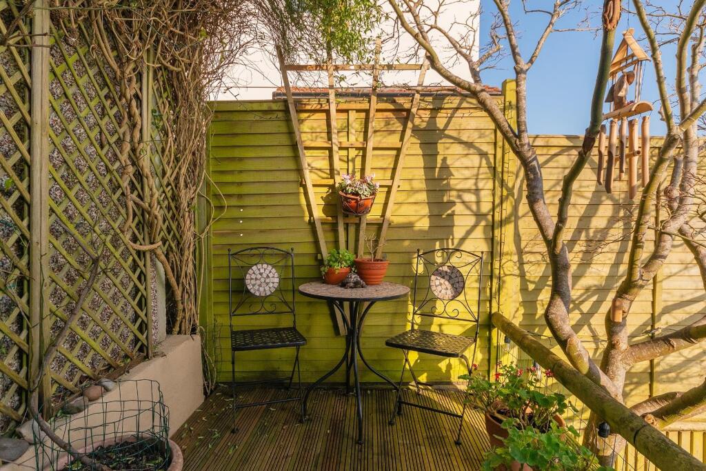 2Q6RKE - External J.jpg