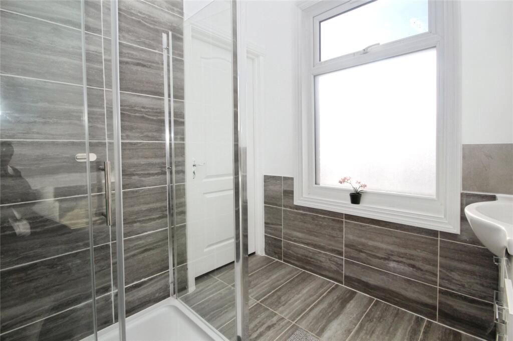 Room 4 Bathroom