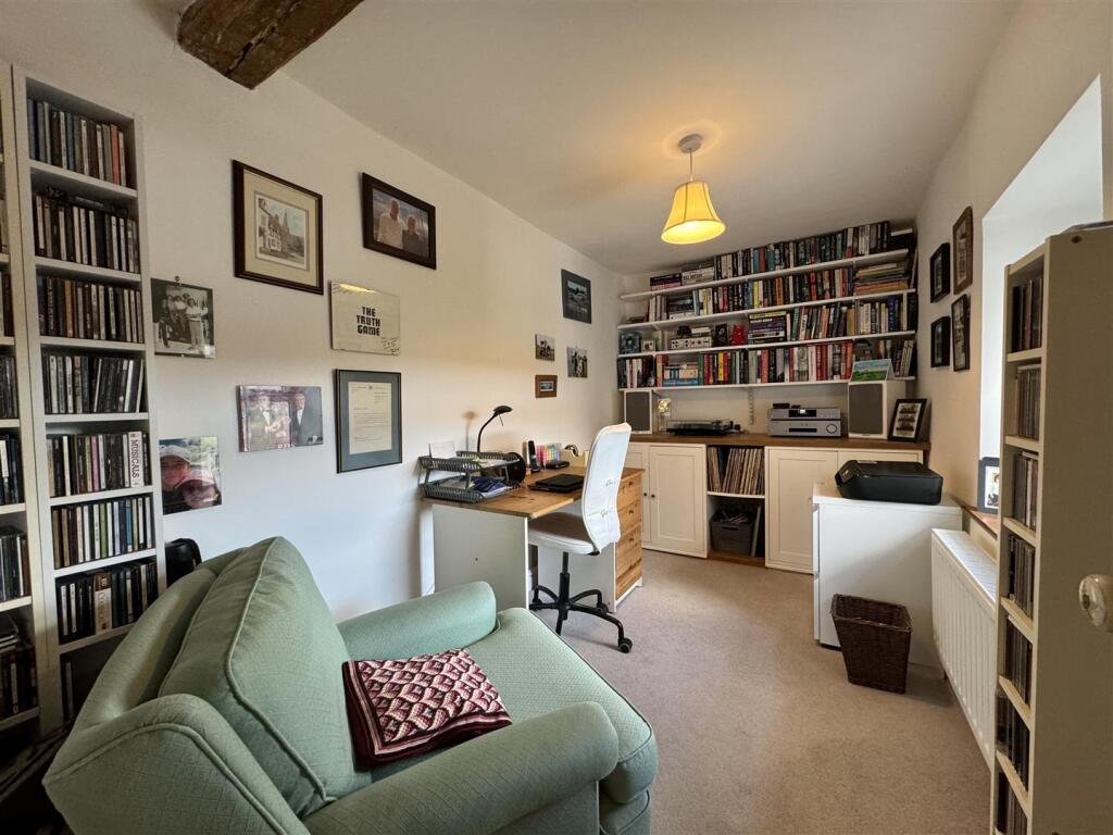 BEDROOM 2/ OFFICE