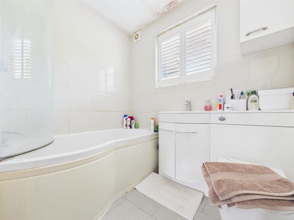 CAM01354G0-PR0508-STILL018