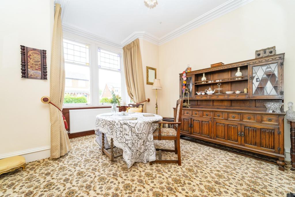 lounge/dining room