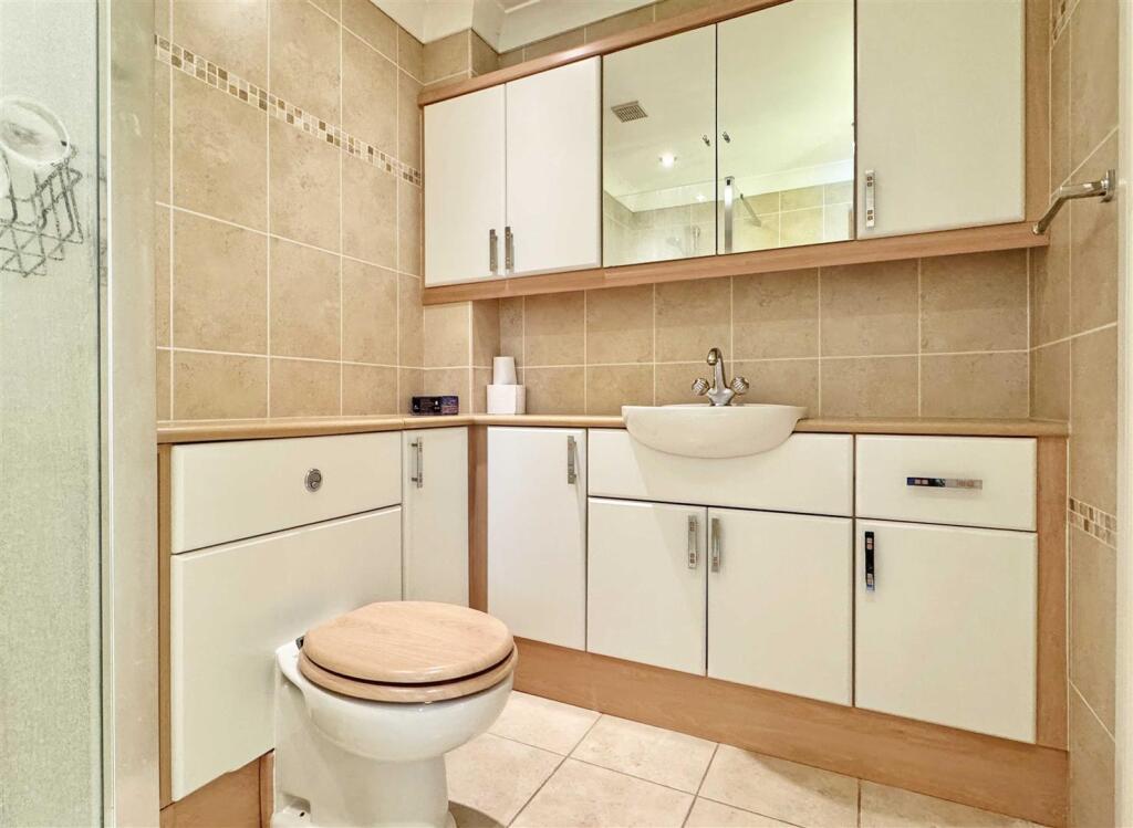Shower Room b.jpg