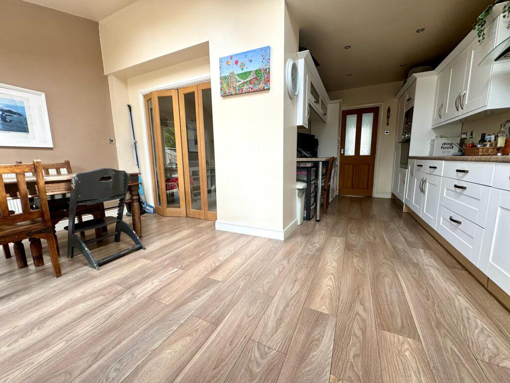 Kitchen / Dining Area