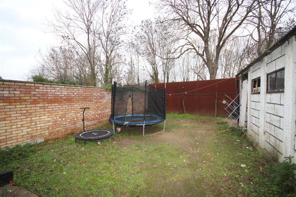 Chestnut Avenue, Bedford