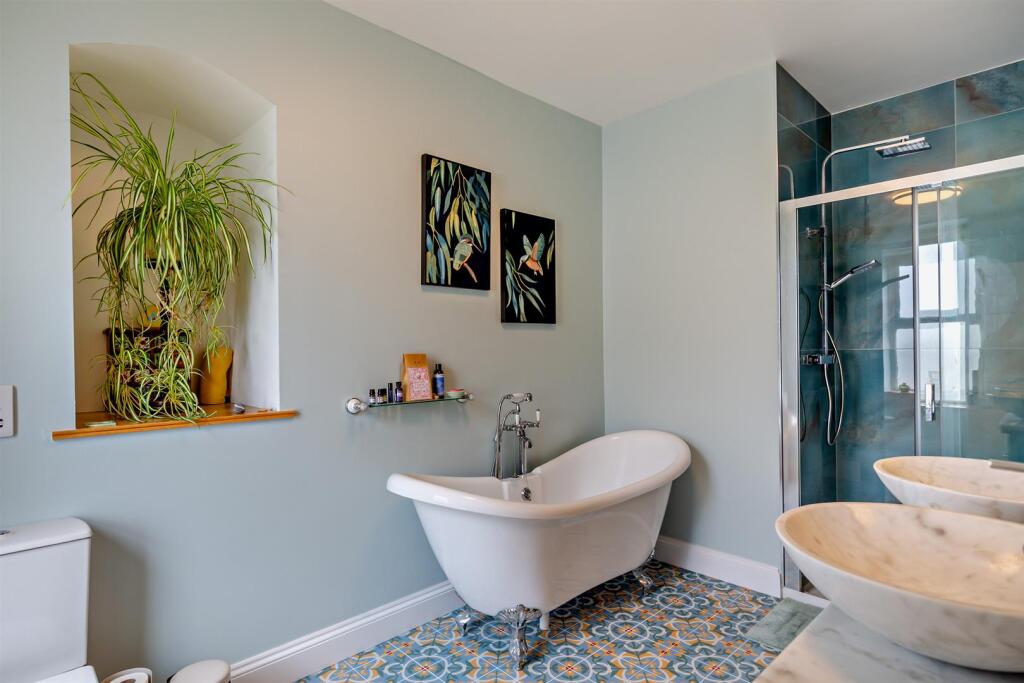 Main house principal ensuite