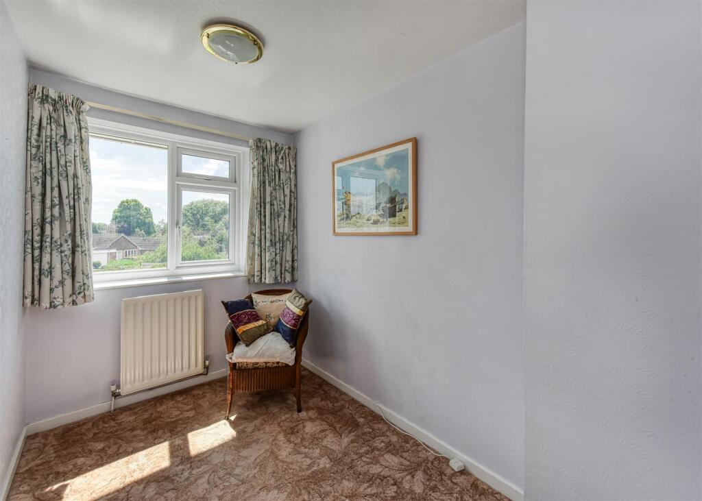 19 Woodland Close-bed3.jpg