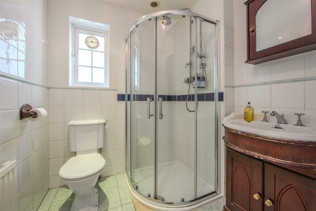 shower bathroom 1st floor.jpg