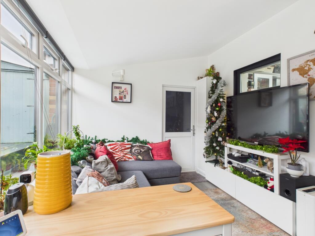 CAM03729G0-PR0195-STILL019