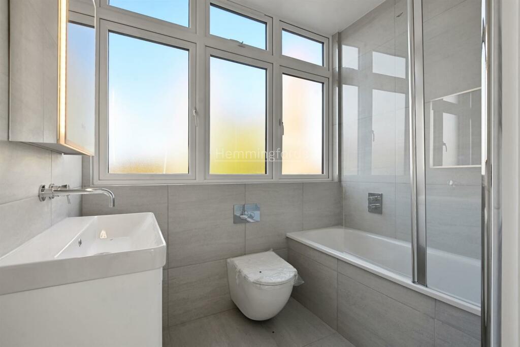02-2d1fGCHMF - 5 Solent Lodge - Bathroom -Original