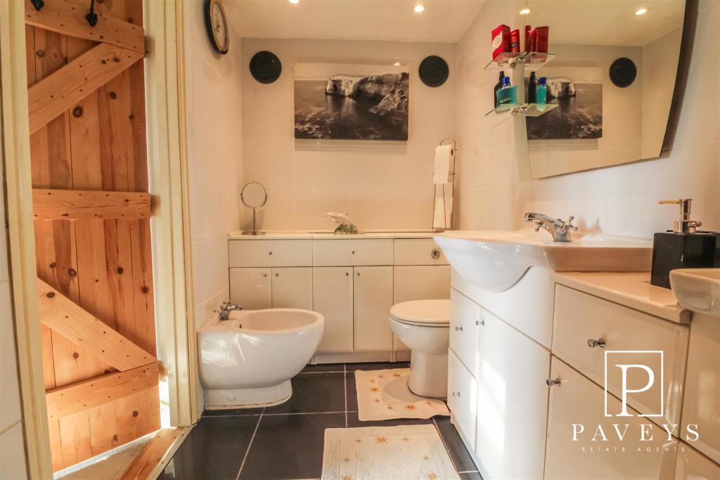EN-SUITE SHOWER ROOM