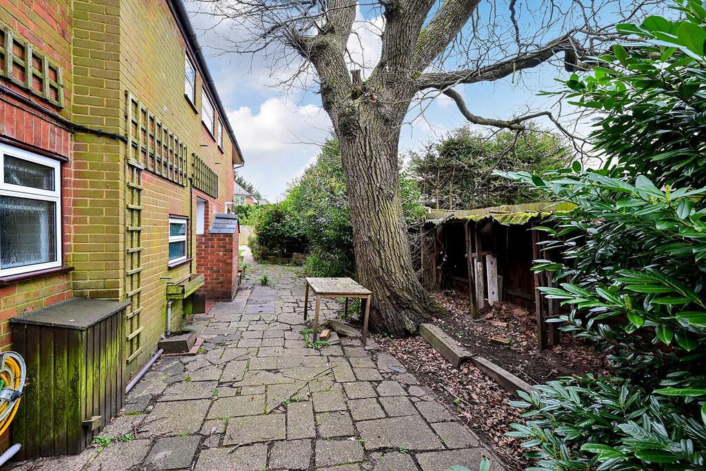 65 Frogmore Rd (1...