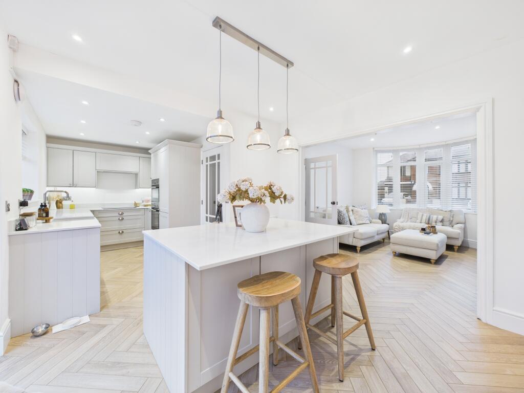 CAM04825G0-PR0226-STILL004