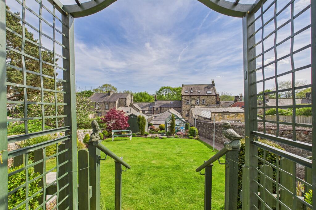 CAM04201G0-PR0080-STILL001