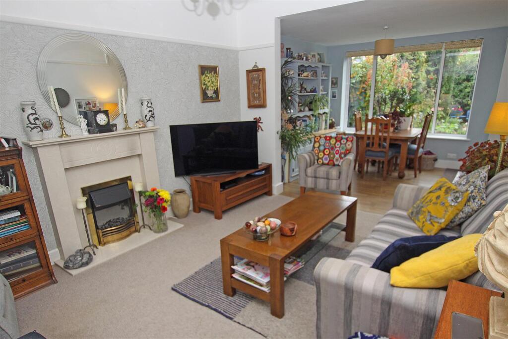Living room a.jpg