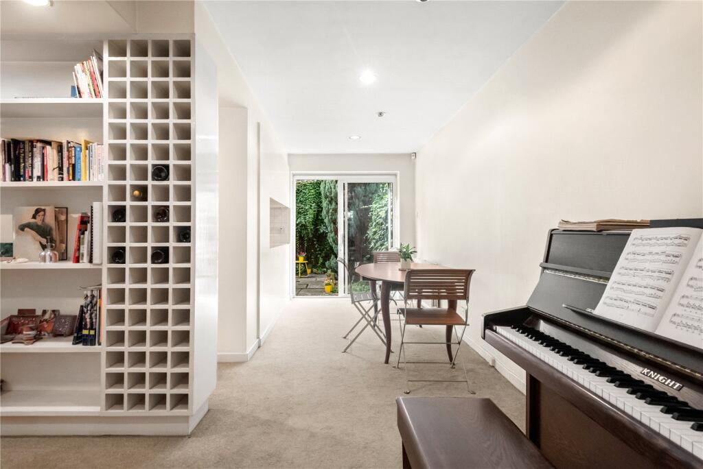 Foyer/Dining Area