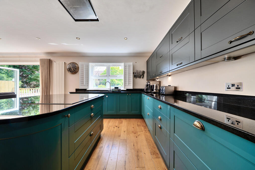 1323794-32-686d06...