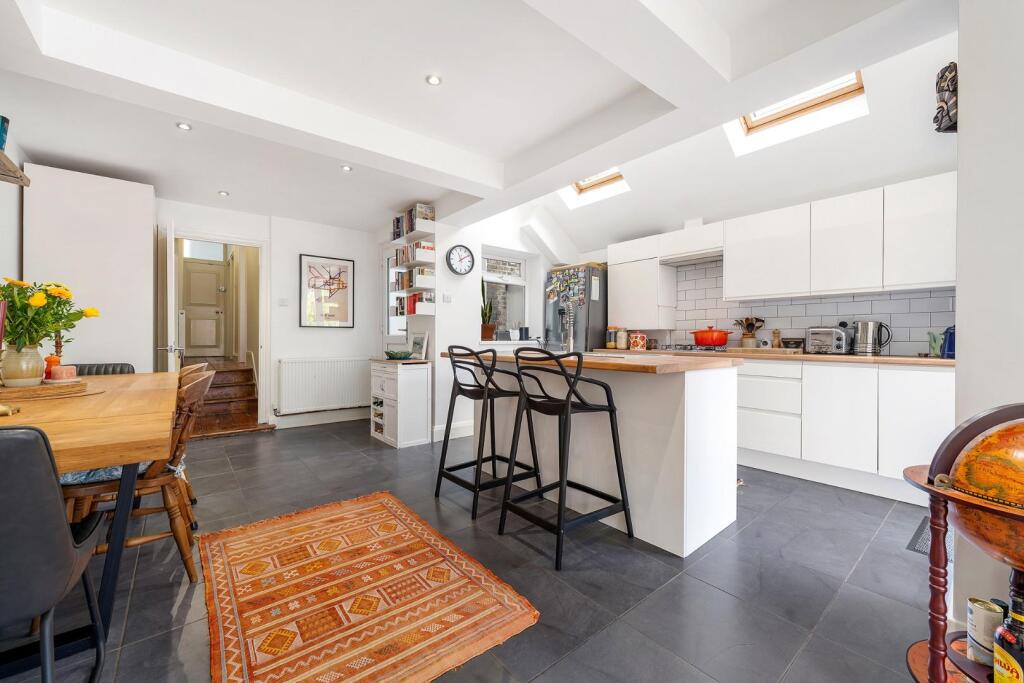 Kitchen (1).JPG