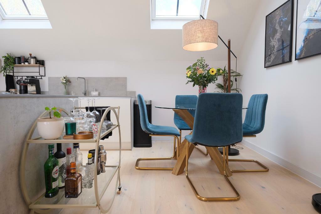 Open-plan kitchen/dining