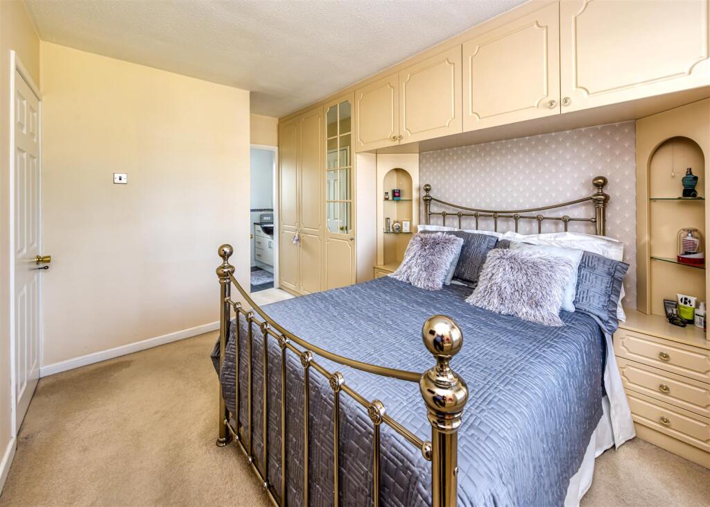 6 Millfields Way-bed1b.jpg