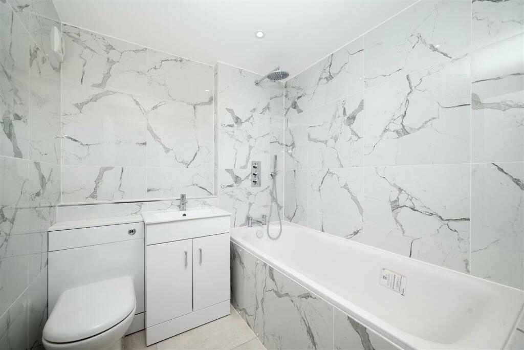 En-suite bathroom - Maple Mews.jpeg