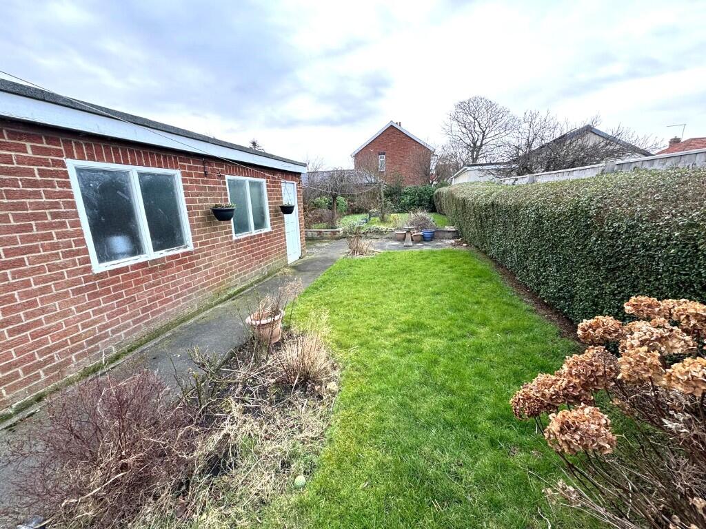 ENCLOSED REAR GARDEN