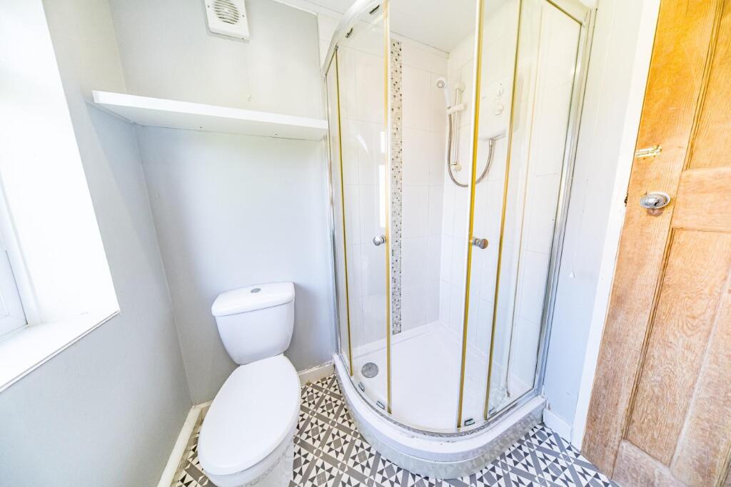 46 Cumber Lane shower room.jpg