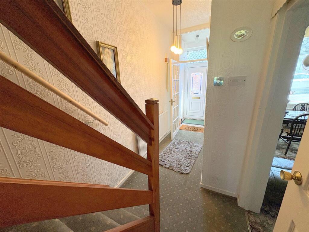 Hallway b.jpg