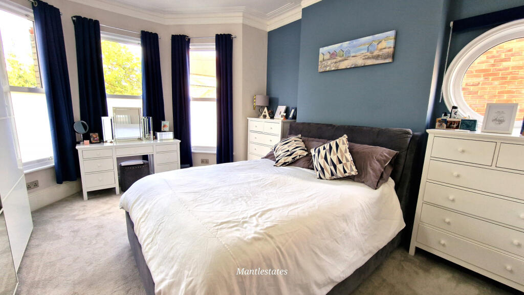 MAIN BEDROOM