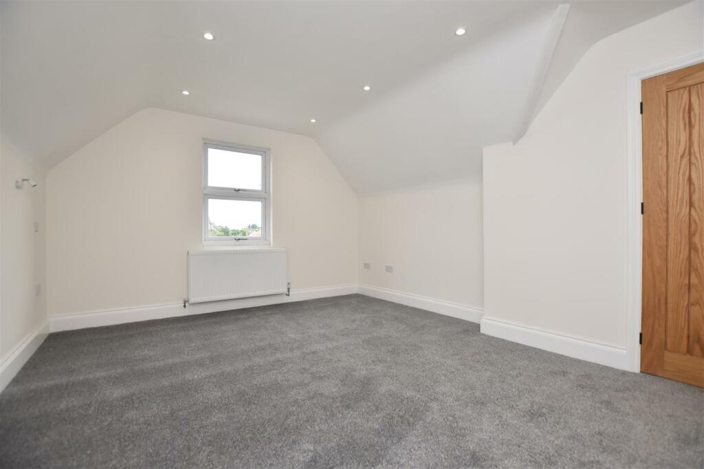 bedroom 1.JPG