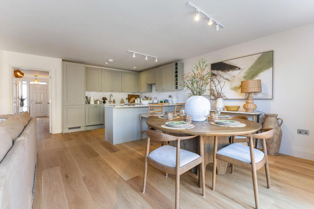 Open plan kitchen/ dining