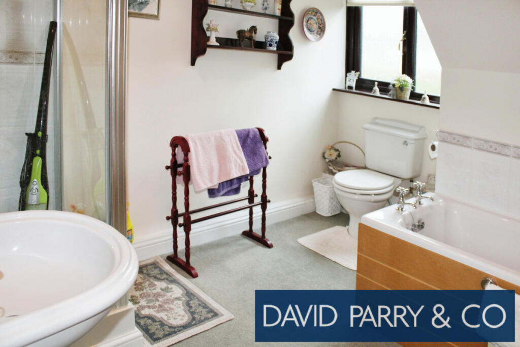 Modern detached 4 bed house with garden