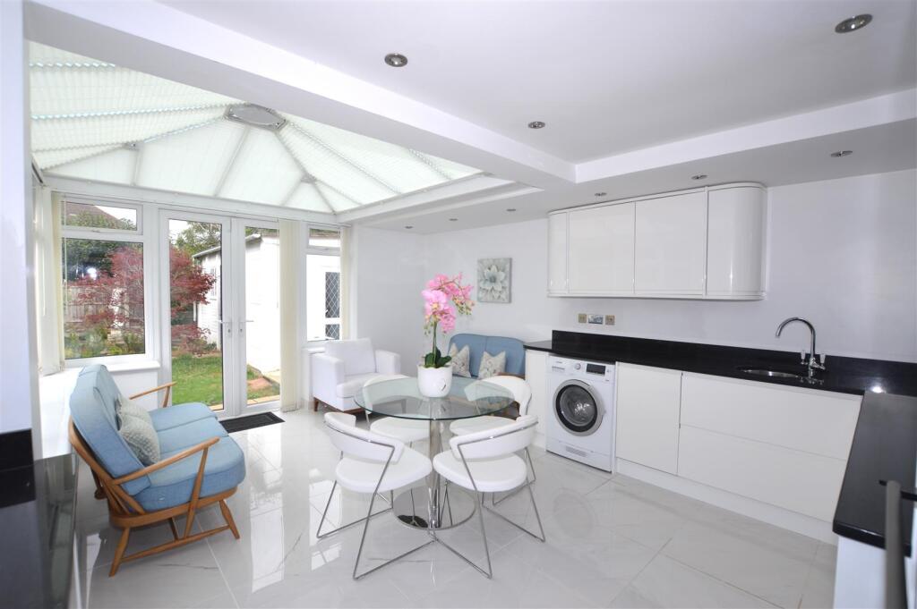 4 Woodlawn Cres kit c.JPG