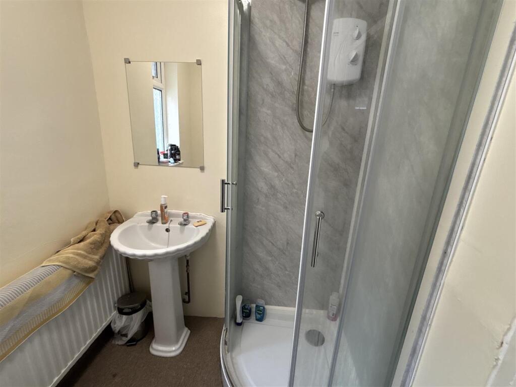 bathroom 2.jpg