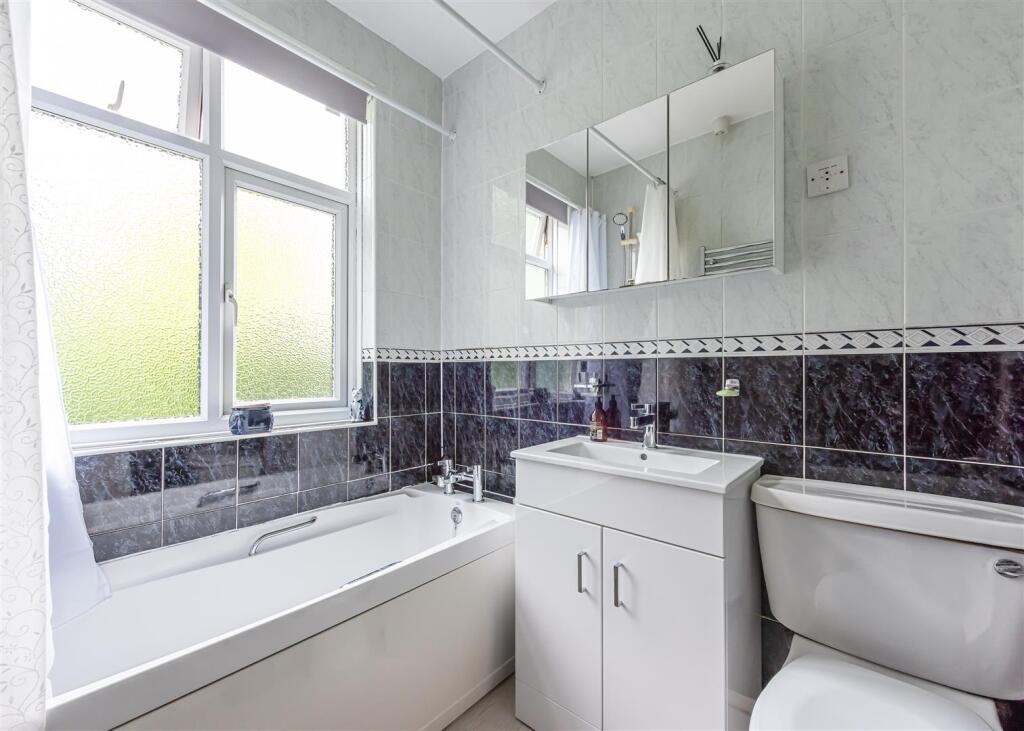 91 Common Road-bathroom.jpg