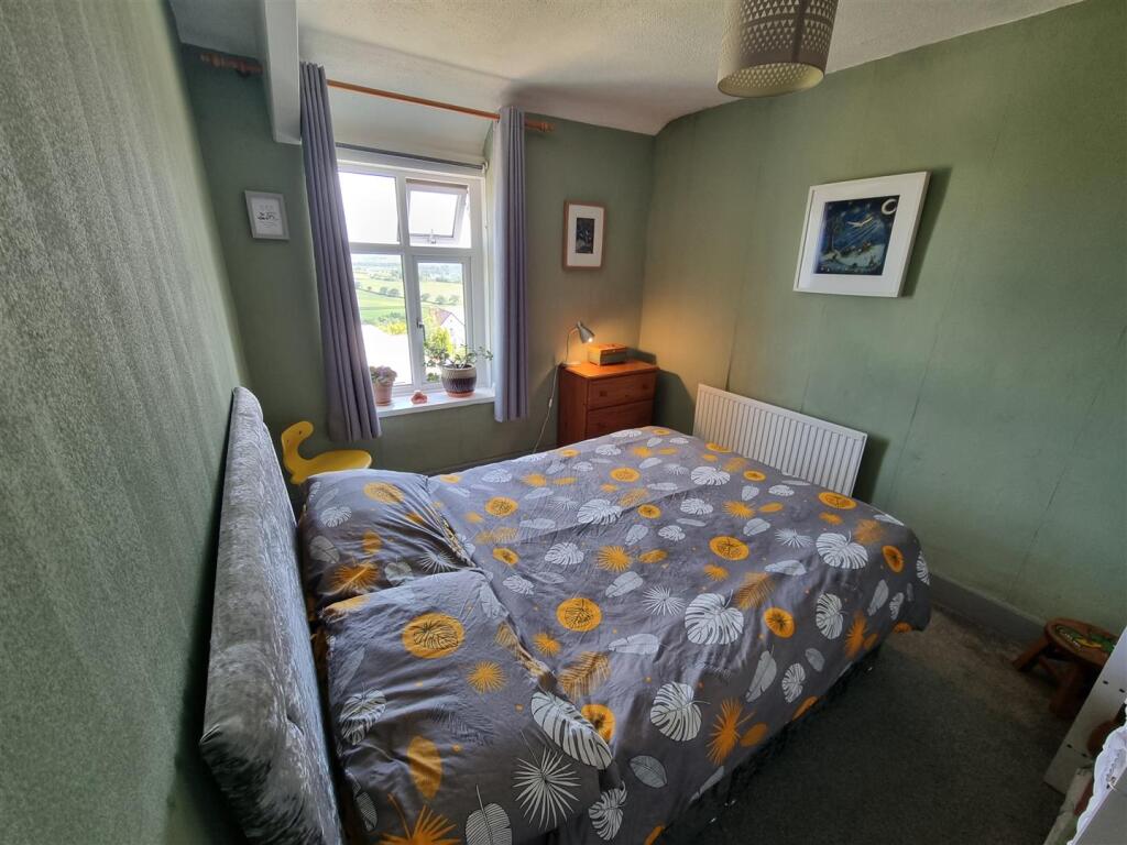 Bed 1.jpg