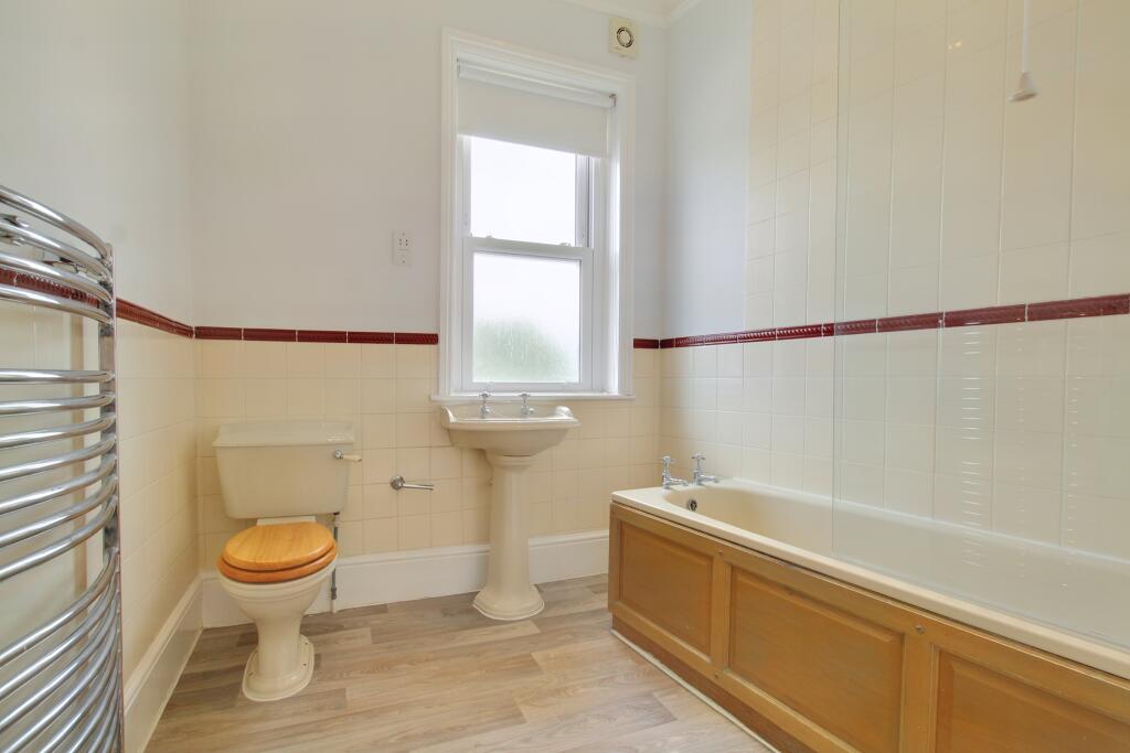 5.BATHROOM.jpg