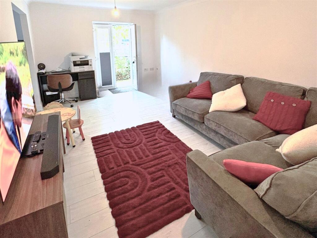 lounge 1.jpg