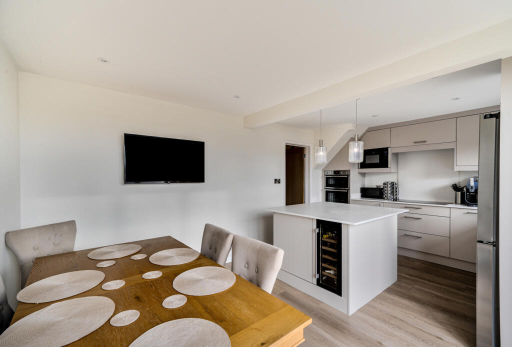 1370184-9-68f2767...