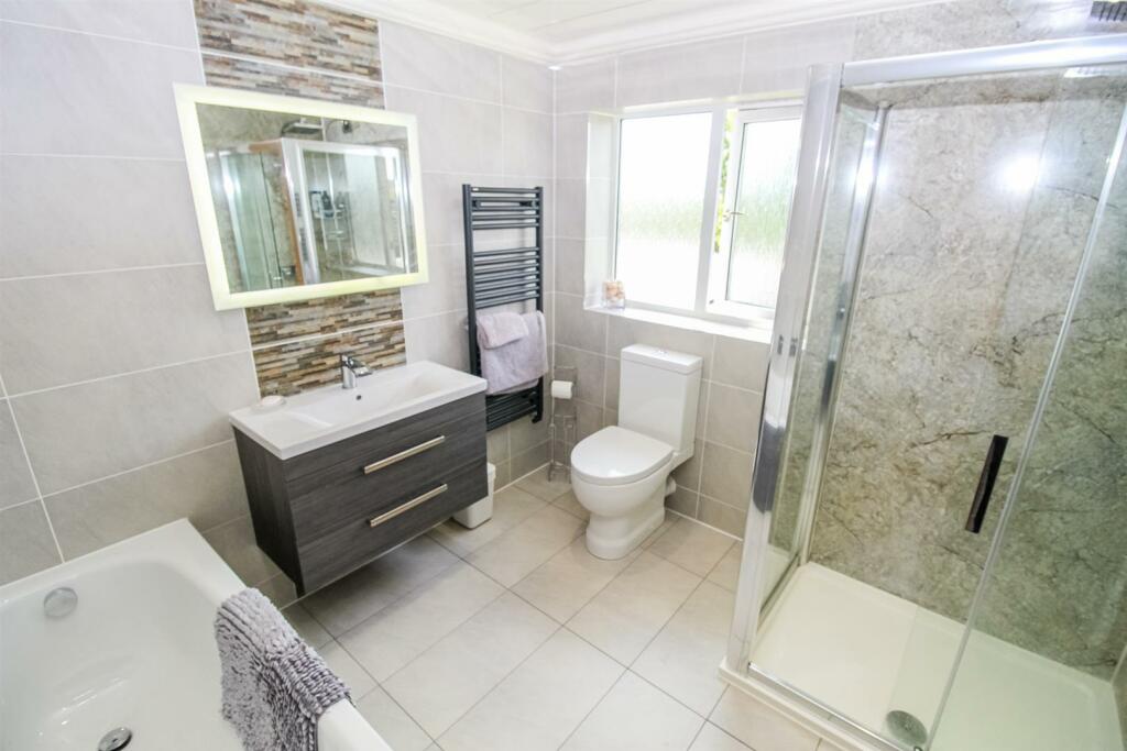 EN SUITE SHOWER ROOM/W.C.